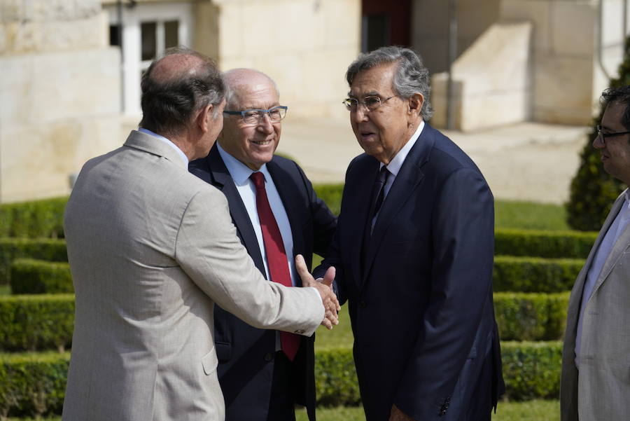 Villa Arnaga acoge la escenificación del final de ETA. Decenas de periodistas y hasta 89 invitados presenciarán la certificación del fin de la banda armada. 