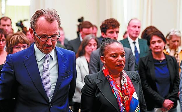 Loretan (Henri Dunant) y Taubira, en el minuto de silencio. 