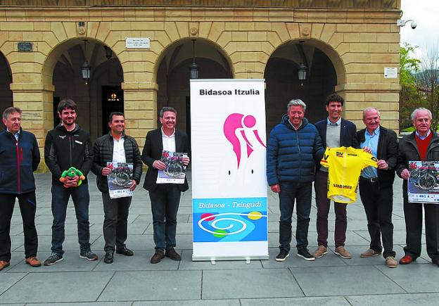 Autoridades, organizadores y patrocinadores, ayer en Irun.