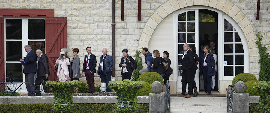 La villa Arnaga, en Kanbo, ha acogido la cumbre, organizada por el Grupo Internacional de Contacto (GIC), el Foro Social Permanente y la asociación vascofrancesa Bake Bidea, y que ha reunido a «personalidades internacionales» que han avalado la decisión de disolverse hecha pública este jueves por ETA.