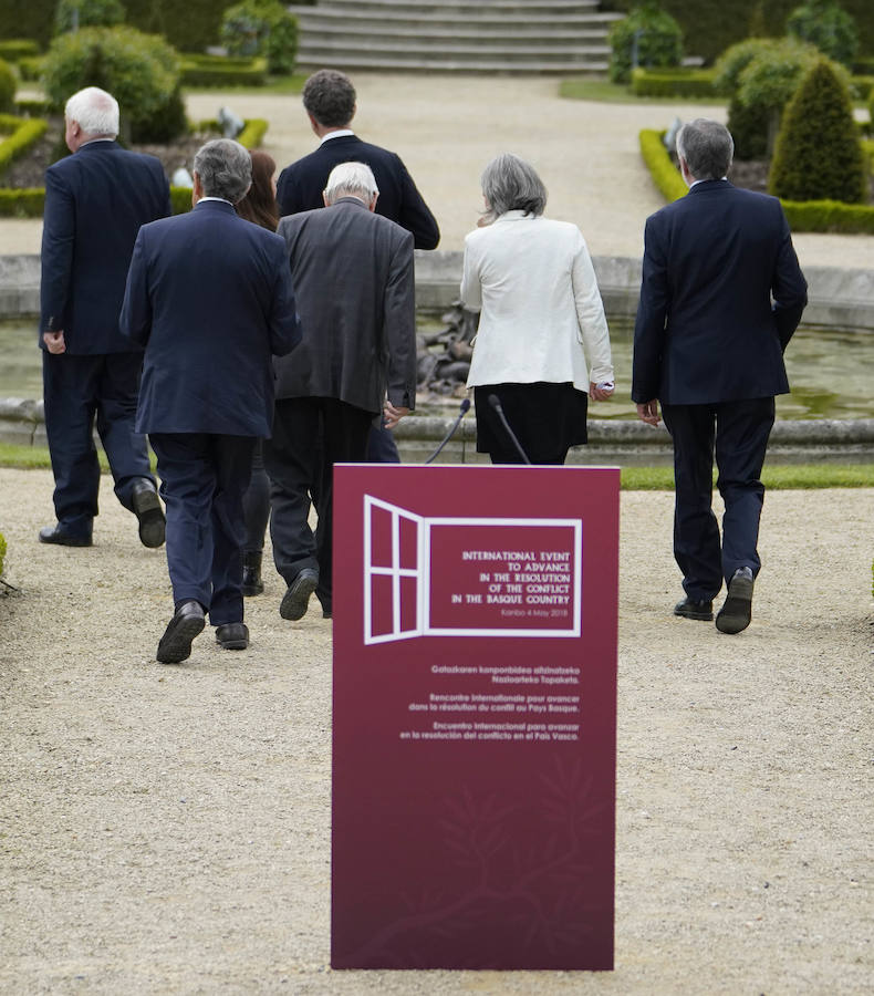 La villa Arnaga, en Kanbo, ha acogido la cumbre, organizada por el Grupo Internacional de Contacto (GIC), el Foro Social Permanente y la asociación vascofrancesa Bake Bidea, y que ha reunido a «personalidades internacionales» que han avalado la decisión de disolverse hecha pública este jueves por ETA.