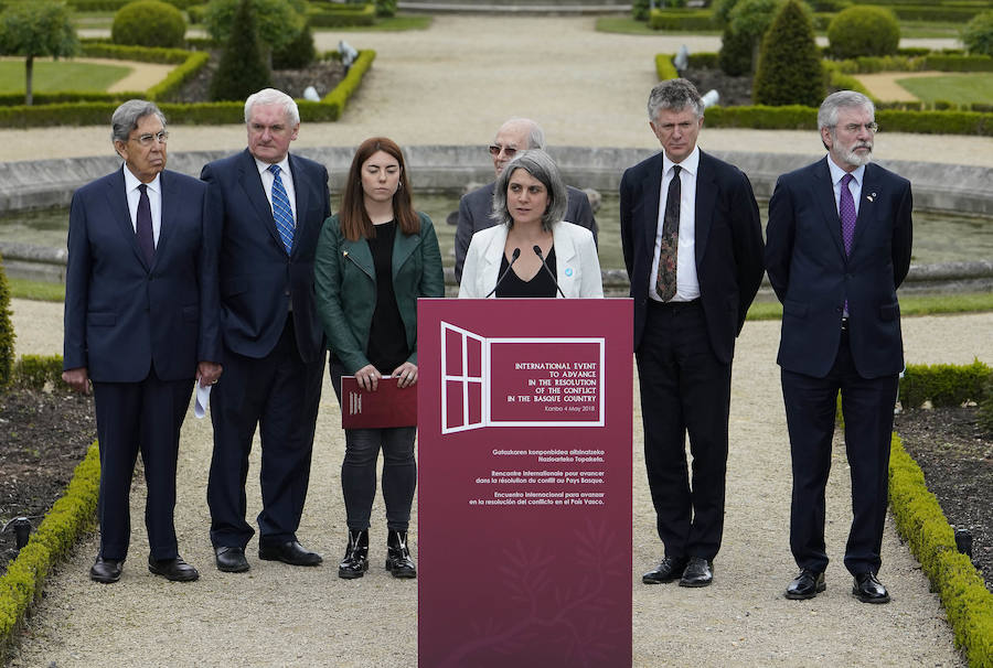 La villa Arnaga, en Kanbo, ha acogido la cumbre, organizada por el Grupo Internacional de Contacto (GIC), el Foro Social Permanente y la asociación vascofrancesa Bake Bidea, y que ha reunido a «personalidades internacionales» que han avalado la decisión de disolverse hecha pública este jueves por ETA.