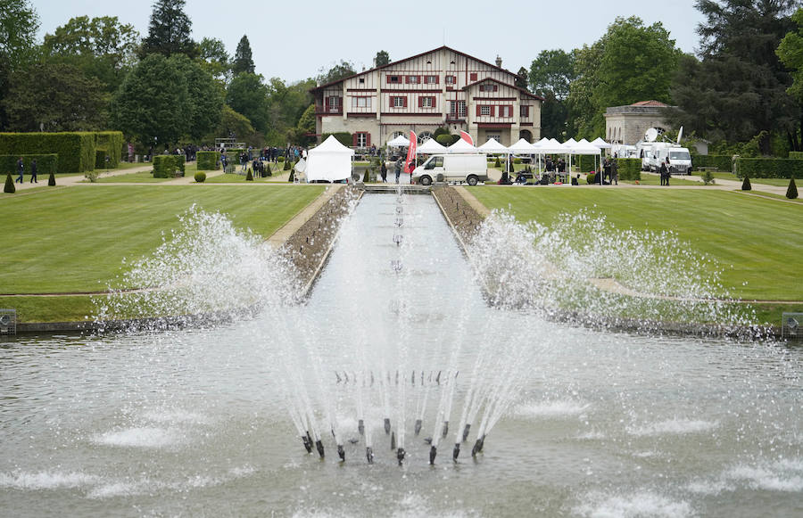La villa Arnaga, en Kanbo, ha acogido la cumbre, organizada por el Grupo Internacional de Contacto (GIC), el Foro Social Permanente y la asociación vascofrancesa Bake Bidea, y que ha reunido a «personalidades internacionales» que han avalado la decisión de disolverse hecha pública este jueves por ETA.