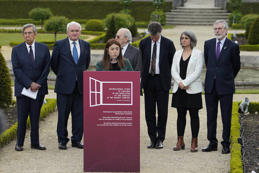 La villa Arnaga, en Kanbo, ha acogido la cumbre, organizada por el Grupo Internacional de Contacto (GIC), el Foro Social Permanente y la asociación vascofrancesa Bake Bidea, y que ha reunido a «personalidades internacionales» que han avalado la decisión de disolverse hecha pública este jueves por ETA.