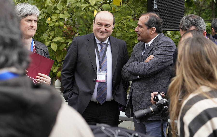 La villa Arnaga, en Kanbo, ha acogido la cumbre, organizada por el Grupo Internacional de Contacto (GIC), el Foro Social Permanente y la asociación vascofrancesa Bake Bidea, y que ha reunido a «personalidades internacionales» que han avalado la decisión de disolverse hecha pública este jueves por ETA.