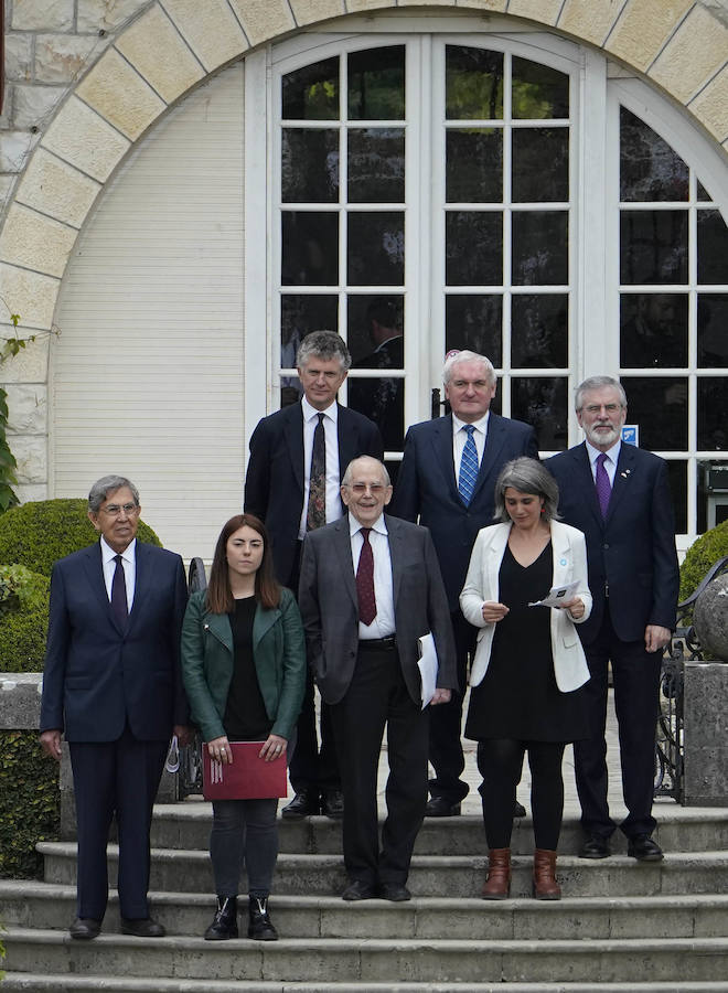 La villa Arnaga, en Kanbo, ha acogido la cumbre, organizada por el Grupo Internacional de Contacto (GIC), el Foro Social Permanente y la asociación vascofrancesa Bake Bidea, y que ha reunido a «personalidades internacionales» que han avalado la decisión de disolverse hecha pública este jueves por ETA.