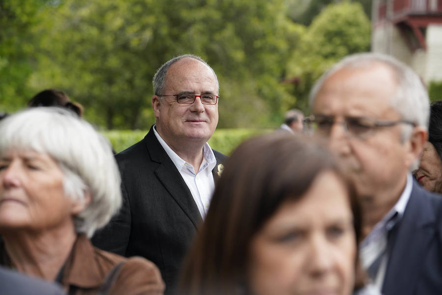 La villa Arnaga, en Kanbo, ha acogido la cumbre, organizada por el Grupo Internacional de Contacto (GIC), el Foro Social Permanente y la asociación vascofrancesa Bake Bidea, y que ha reunido a «personalidades internacionales» que han avalado la decisión de disolverse hecha pública este jueves por ETA.