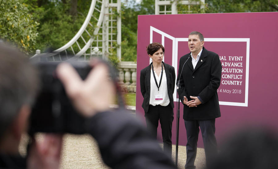 La villa Arnaga, en Kanbo, ha acogido la cumbre, organizada por el Grupo Internacional de Contacto (GIC), el Foro Social Permanente y la asociación vascofrancesa Bake Bidea, y que ha reunido a «personalidades internacionales» que han avalado la decisión de disolverse hecha pública este jueves por ETA.