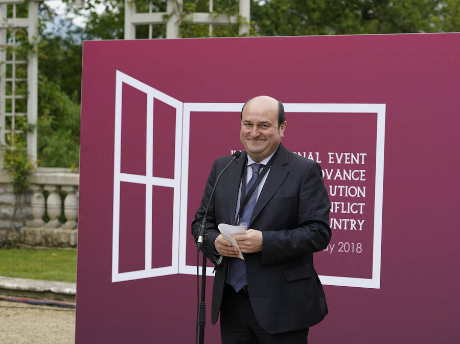 La villa Arnaga, en Kanbo, ha acogido la cumbre, organizada por el Grupo Internacional de Contacto (GIC), el Foro Social Permanente y la asociación vascofrancesa Bake Bidea, y que ha reunido a «personalidades internacionales» que han avalado la decisión de disolverse hecha pública este jueves por ETA.