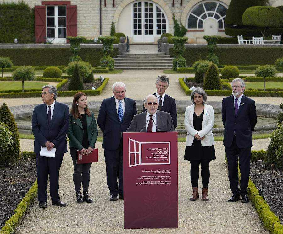 La villa Arnaga, en Kanbo, ha acogido la cumbre, organizada por el Grupo Internacional de Contacto (GIC), el Foro Social Permanente y la asociación vascofrancesa Bake Bidea, y que ha reunido a «personalidades internacionales» que han avalado la decisión de disolverse hecha pública este jueves por ETA.