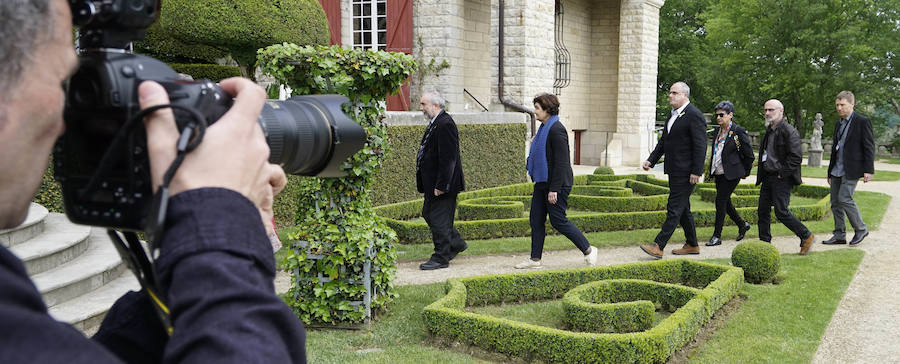 La villa Arnaga, en Kanbo, ha acogido la cumbre, organizada por el Grupo Internacional de Contacto (GIC), el Foro Social Permanente y la asociación vascofrancesa Bake Bidea, y que ha reunido a «personalidades internacionales» que han avalado la decisión de disolverse hecha pública este jueves por ETA.