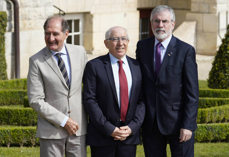 La villa Arnaga, en Kanbo, ha acogido la cumbre, organizada por el Grupo Internacional de Contacto (GIC), el Foro Social Permanente y la asociación vascofrancesa Bake Bidea, y que ha reunido a «personalidades internacionales» que han avalado la decisión de disolverse hecha pública este jueves por ETA.