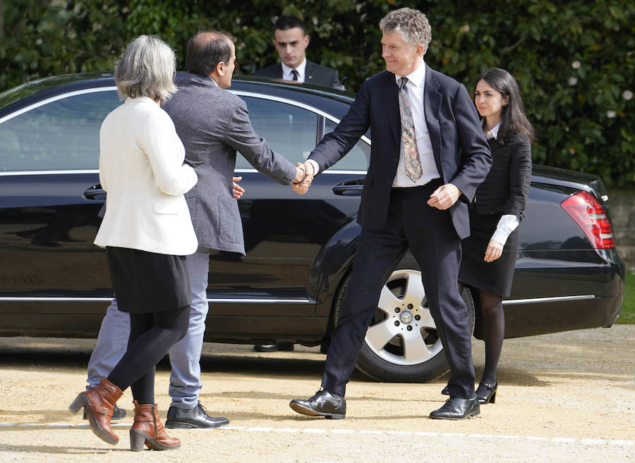 La villa Arnaga, en Kanbo, ha acogido la cumbre, organizada por el Grupo Internacional de Contacto (GIC), el Foro Social Permanente y la asociación vascofrancesa Bake Bidea, y que ha reunido a «personalidades internacionales» que han avalado la decisión de disolverse hecha pública este jueves por ETA.