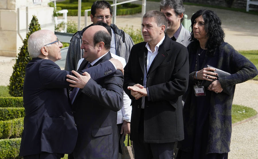 La villa Arnaga, en Kanbo, ha acogido la cumbre, organizada por el Grupo Internacional de Contacto (GIC), el Foro Social Permanente y la asociación vascofrancesa Bake Bidea, y que ha reunido a «personalidades internacionales» que han avalado la decisión de disolverse hecha pública este jueves por ETA.