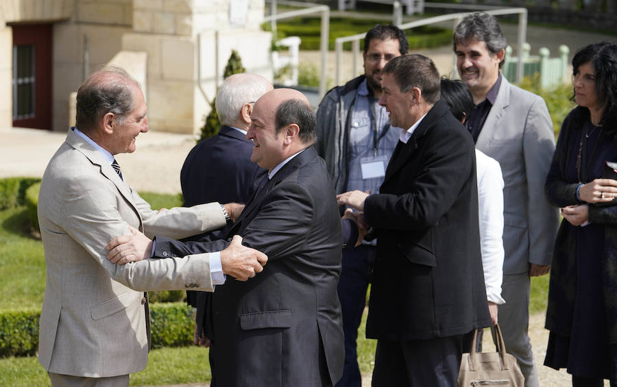 La villa Arnaga, en Kanbo, ha acogido la cumbre, organizada por el Grupo Internacional de Contacto (GIC), el Foro Social Permanente y la asociación vascofrancesa Bake Bidea, y que ha reunido a «personalidades internacionales» que han avalado la decisión de disolverse hecha pública este jueves por ETA.