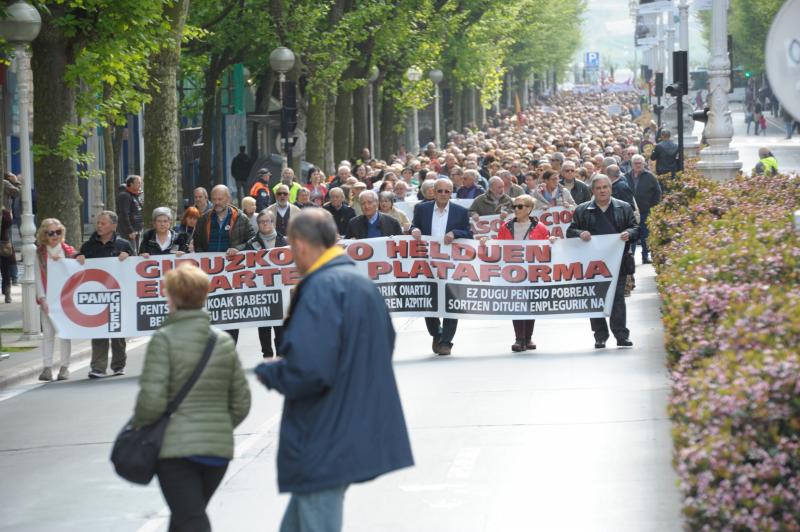 Miles de pensionistas han salido a las calles de la capital guipuzcoana para reivindicar, una vez más, por sus derechos. 
