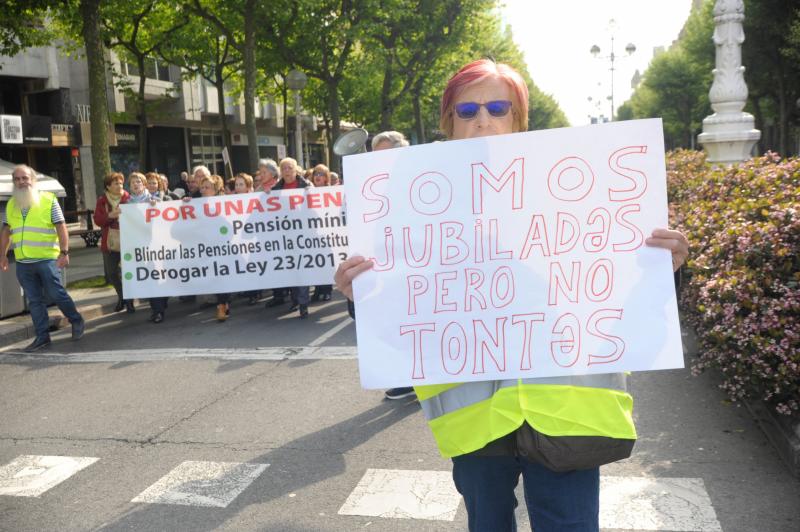 Miles de pensionistas han salido a las calles de la capital guipuzcoana para reivindicar, una vez más, por sus derechos. 