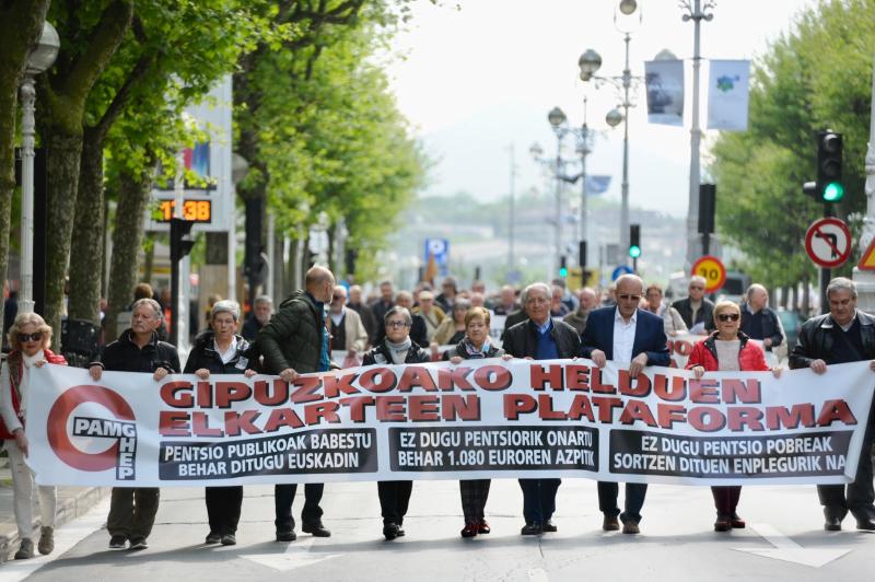 Miles de pensionistas han salido a las calles de la capital guipuzcoana para reivindicar, una vez más, por sus derechos. 