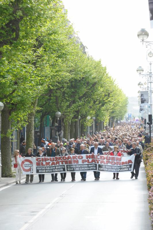 Miles de pensionistas han salido a las calles de la capital guipuzcoana para reivindicar, una vez más, por sus derechos. 