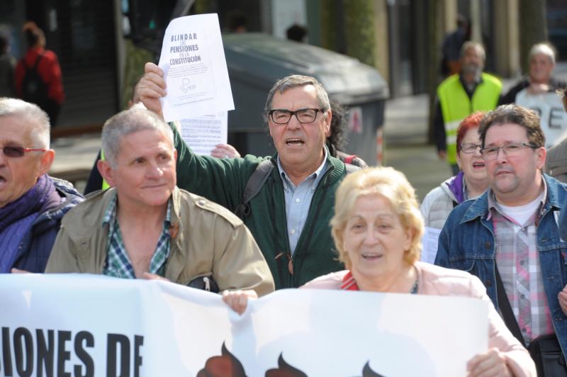 Miles de pensionistas han salido a las calles de la capital guipuzcoana para reivindicar, una vez más, por sus derechos. 