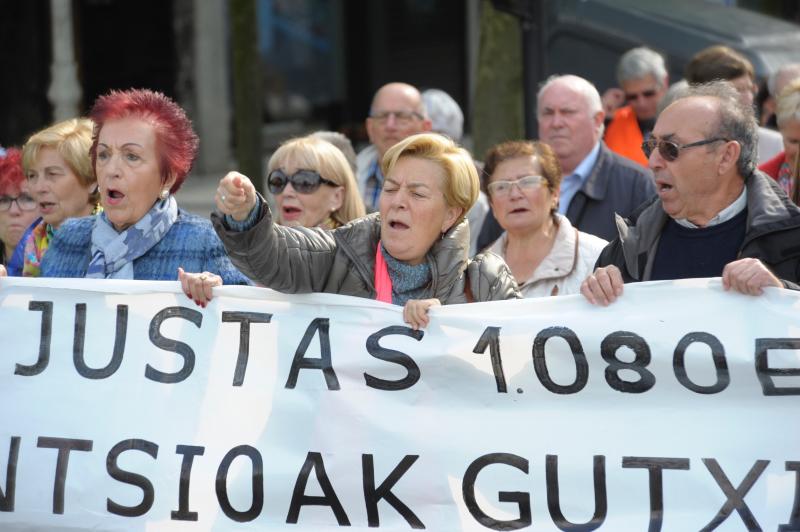 Miles de pensionistas han salido a las calles de la capital guipuzcoana para reivindicar, una vez más, por sus derechos. 