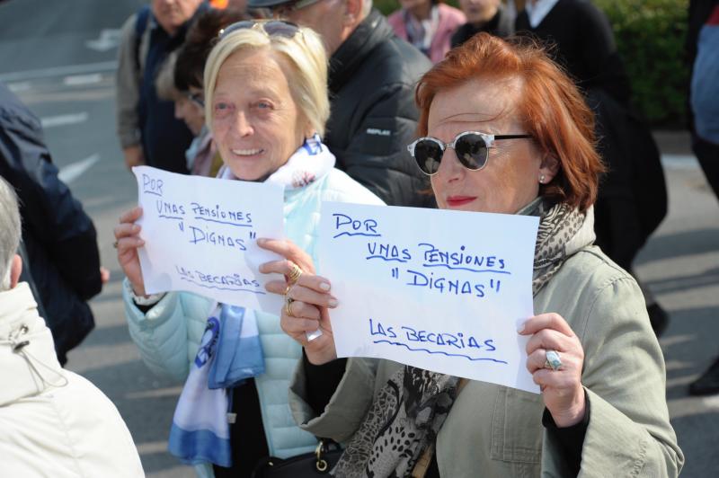 Miles de pensionistas han salido a las calles de la capital guipuzcoana para reivindicar, una vez más, por sus derechos. 