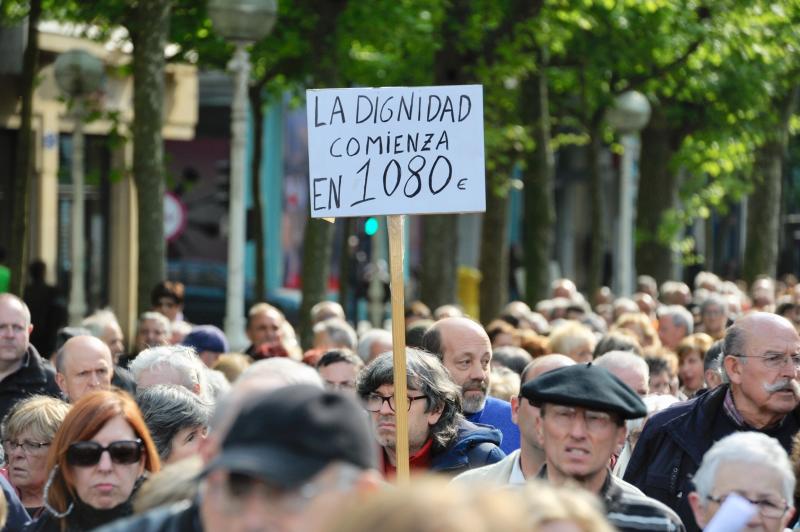 Miles de pensionistas han salido a las calles de la capital guipuzcoana para reivindicar, una vez más, por sus derechos. 