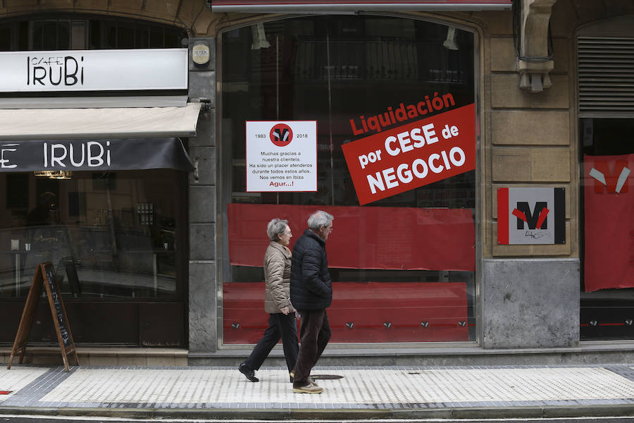 'La Zona' bullía en los ochenta y noventa, pero hoy no hay donde tomar una copa. El apagón hostelero de la calle San Bartolomé se ha extendido ya a media calle San Martín donde dos de cada tres comercios tiene la persiana permanentemente bajada, según recoge un estudio elaborado por la Sociedad de Fomento. 