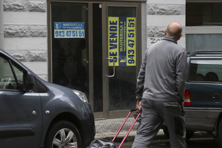 'La Zona' bullía en los ochenta y noventa, pero hoy no hay donde tomar una copa. El apagón hostelero de la calle San Bartolomé se ha extendido ya a media calle San Martín donde dos de cada tres comercios tiene la persiana permanentemente bajada, según recoge un estudio elaborado por la Sociedad de Fomento. 