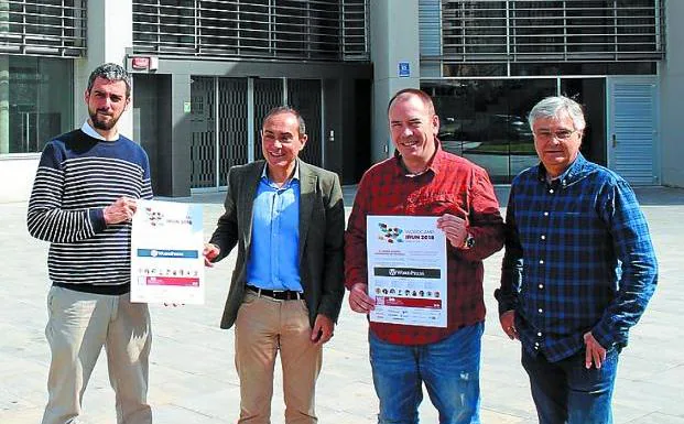 Iban Vaquero, Miguel Ángel Páez, Pablo Moratinos y Josean Rodríguez, ante la sede de MU en Irun, donde se celebrará el WordCamp.