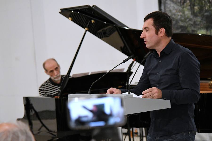 Este sábado se ha clausurado, en el centro Koldo Mitxelena de San Sebastián, la exposición «Luces en la memoria», que ha reunido la obra de seis artistas que, mediante la creación, han reflexionado sobre el terrorismo de ETA como una forma de mantener viva la dignidad de las víctimas. El acto ha estado presidido por el diputado general de Gipuzkoa, Markel Olano, quien ha recordado a a las víctimas de ETA y ha apelado a convivir «desde el respeto al diferente».