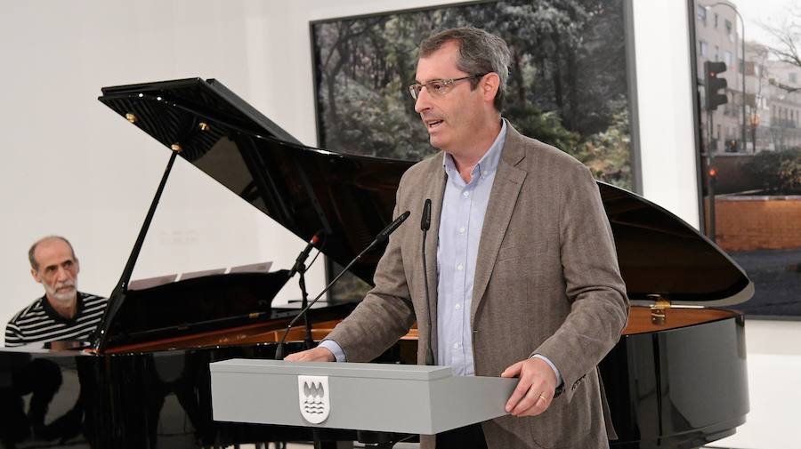 Este sábado se ha clausurado, en el centro Koldo Mitxelena de San Sebastián, la exposición «Luces en la memoria», que ha reunido la obra de seis artistas que, mediante la creación, han reflexionado sobre el terrorismo de ETA como una forma de mantener viva la dignidad de las víctimas. El acto ha estado presidido por el diputado general de Gipuzkoa, Markel Olano, quien ha recordado a a las víctimas de ETA y ha apelado a convivir «desde el respeto al diferente».