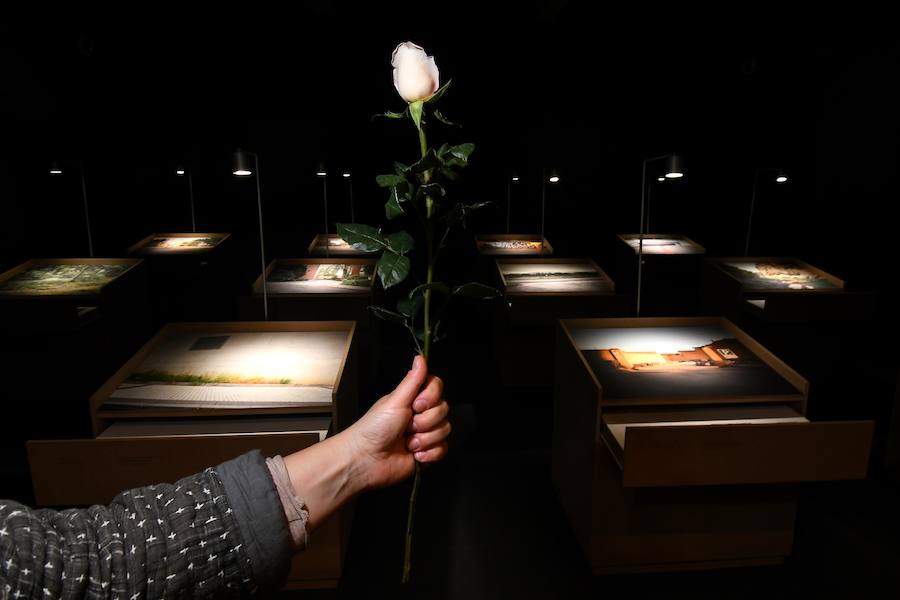 Este sábado se ha clausurado, en el centro Koldo Mitxelena de San Sebastián, la exposición «Luces en la memoria», que ha reunido la obra de seis artistas que, mediante la creación, han reflexionado sobre el terrorismo de ETA como una forma de mantener viva la dignidad de las víctimas. El acto ha estado presidido por el diputado general de Gipuzkoa, Markel Olano, quien ha recordado a a las víctimas de ETA y ha apelado a convivir «desde el respeto al diferente».