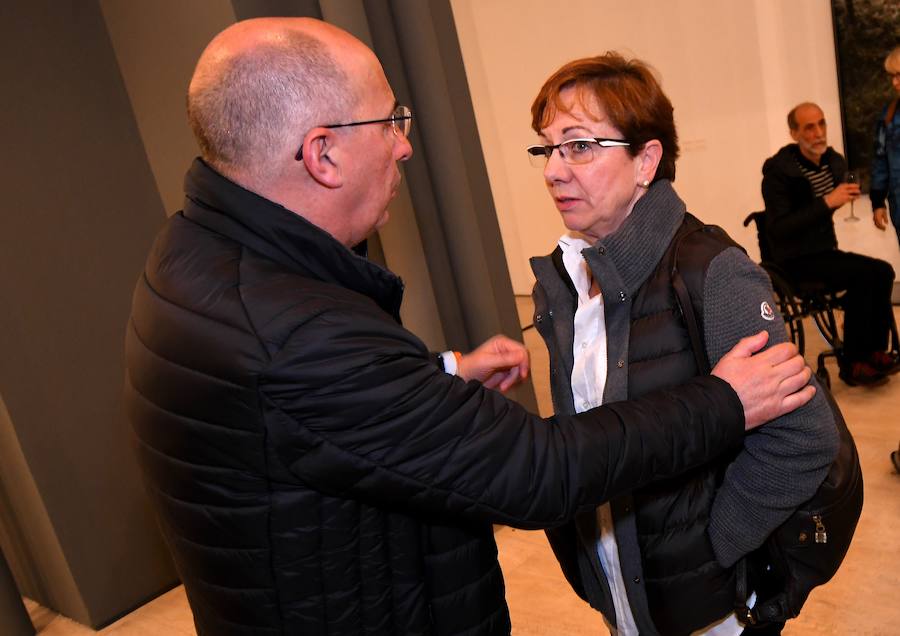 Este sábado se ha clausurado, en el centro Koldo Mitxelena de San Sebastián, la exposición «Luces en la memoria», que ha reunido la obra de seis artistas que, mediante la creación, han reflexionado sobre el terrorismo de ETA como una forma de mantener viva la dignidad de las víctimas. El acto ha estado presidido por el diputado general de Gipuzkoa, Markel Olano, quien ha recordado a a las víctimas de ETA y ha apelado a convivir «desde el respeto al diferente».