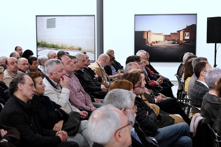 Este sábado se ha clausurado, en el centro Koldo Mitxelena de San Sebastián, la exposición «Luces en la memoria», que ha reunido la obra de seis artistas que, mediante la creación, han reflexionado sobre el terrorismo de ETA como una forma de mantener viva la dignidad de las víctimas. El acto ha estado presidido por el diputado general de Gipuzkoa, Markel Olano, quien ha recordado a a las víctimas de ETA y ha apelado a convivir «desde el respeto al diferente».