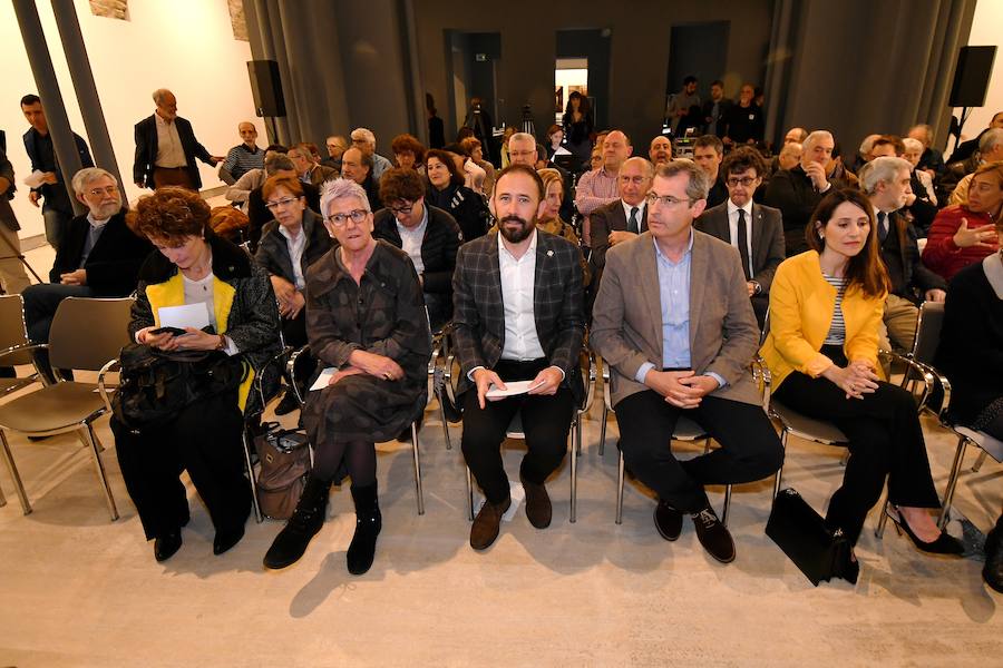 Este sábado se ha clausurado, en el centro Koldo Mitxelena de San Sebastián, la exposición «Luces en la memoria», que ha reunido la obra de seis artistas que, mediante la creación, han reflexionado sobre el terrorismo de ETA como una forma de mantener viva la dignidad de las víctimas. El acto ha estado presidido por el diputado general de Gipuzkoa, Markel Olano, quien ha recordado a a las víctimas de ETA y ha apelado a convivir «desde el respeto al diferente».