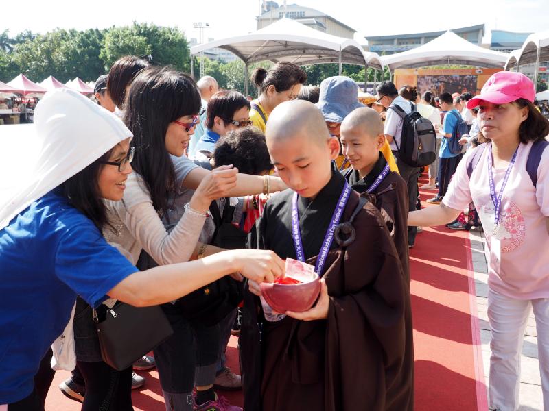 Monjes budistas de la nueva ciudad de Taipei, Taiwan, celebran el cumpleaños de Buda. Este Príncipe de Siddhartha nació hace 2500 años en Lumbini, actual Nepal, y mueve a miles de monjes budistas y creyentes de todo el mundo. 