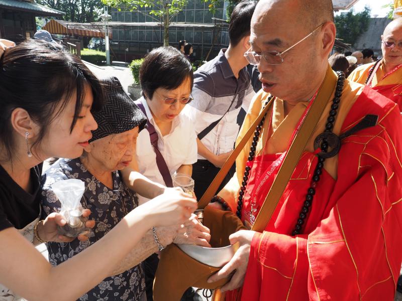 Monjes budistas de la nueva ciudad de Taipei, Taiwan, celebran el cumpleaños de Buda. Este Príncipe de Siddhartha nació hace 2500 años en Lumbini, actual Nepal, y mueve a miles de monjes budistas y creyentes de todo el mundo. 