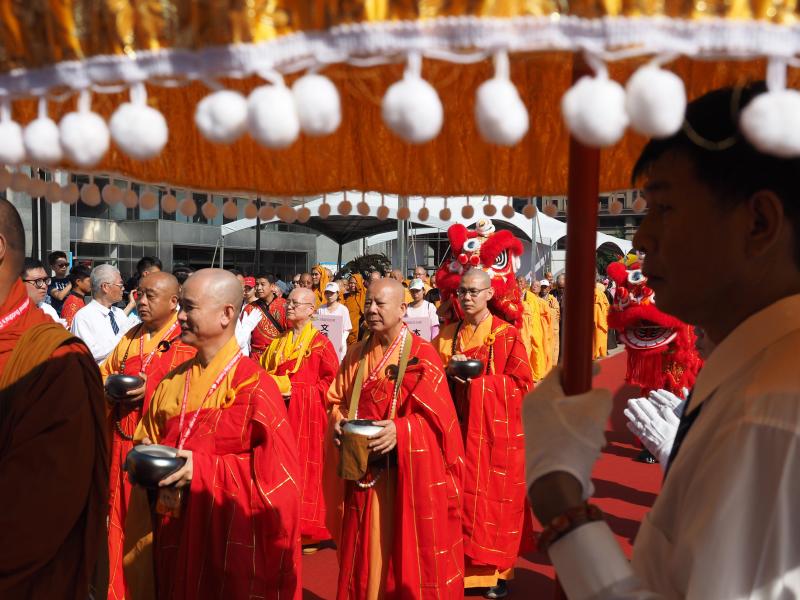 Monjes budistas de la nueva ciudad de Taipei, Taiwan, celebran el cumpleaños de Buda. Este Príncipe de Siddhartha nació hace 2500 años en Lumbini, actual Nepal, y mueve a miles de monjes budistas y creyentes de todo el mundo. 