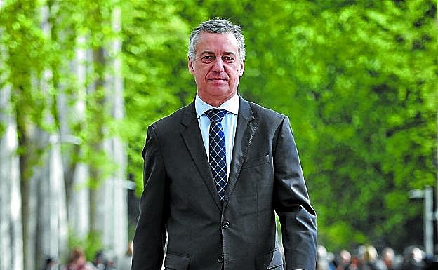 Mirando al futuro. El lehendakari, Iñigo Urkullu, paseando ayer por las calles de Vitoria .