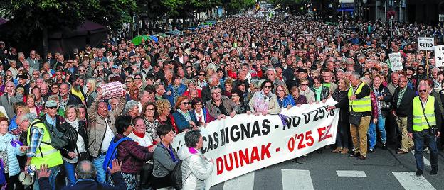 Momentos finales de la manifestación en el Sagrado Corazón de Bilbao, desde donde se veía abarrotada la Gran Vía.