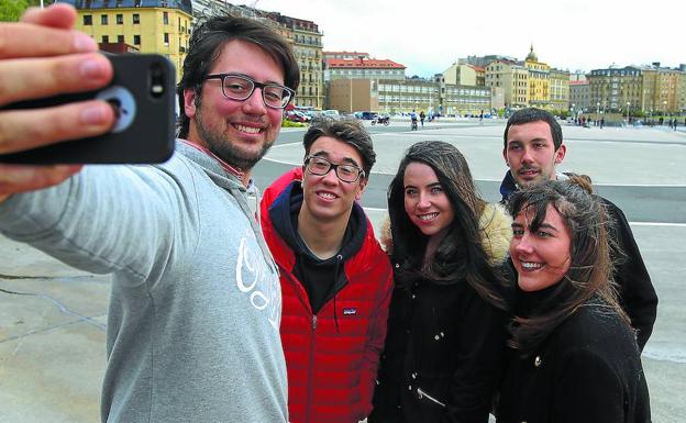 Nacho, Eneko, María, Paula y Alex se sacan un 'selfie' en Sagüés.