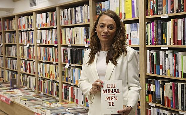 Paz Velasco de la Fuente con su libro 'Criminal-Mente' ayer, en La Casa del Libro de Donostia.