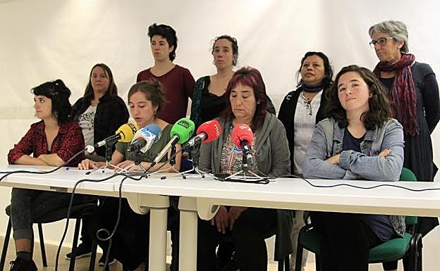 Momento de la lectura del comunicado de movimiento Donostiako feministak este lunes. 