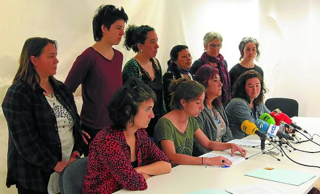 El comunicado de denuncia fue leído ayer por miembros de Donostiako Feministak en la Casa de las Mujeres de Donostia.