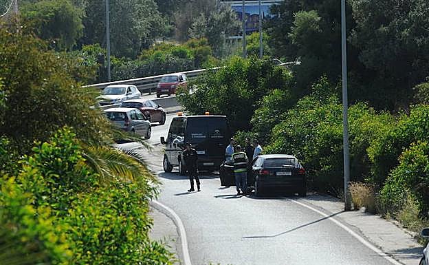 Operarios de la funeraria judicial retiran el cadáver en presencia de la Policía Nacional.