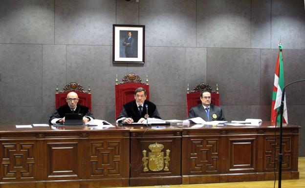 Los magistrados Antonio García, Juan Luis Ibarra y Francisco de Borja Iriarte durante la lectura de la sentencia. 