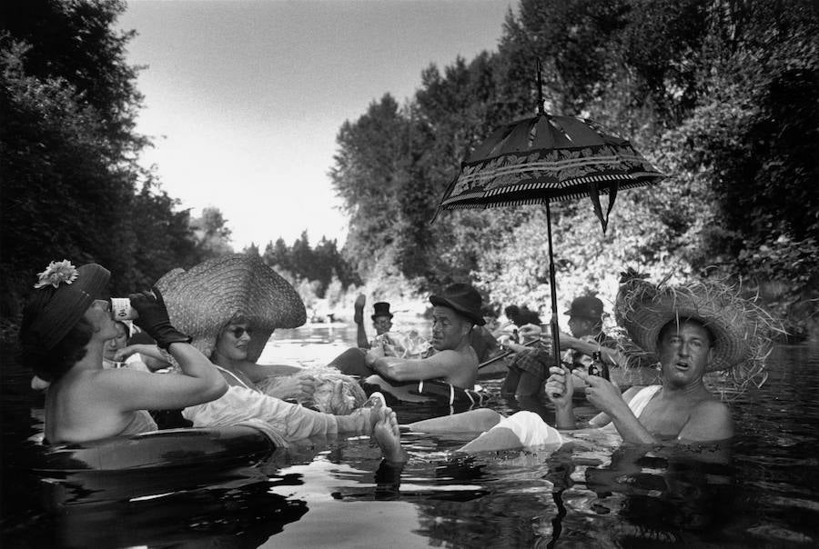 Burt Glinn Miembros de la Seattle Tubing Society a flote. Seattle Washington Estados Unidos 1953