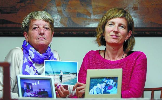 Kontxi y Otsanda posan con las fotografías familiares del fallecido Celestino Tolosa.