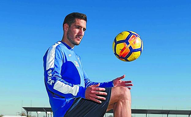 Zaldua juega con un balón en la ciudad deportiva del Leganés.